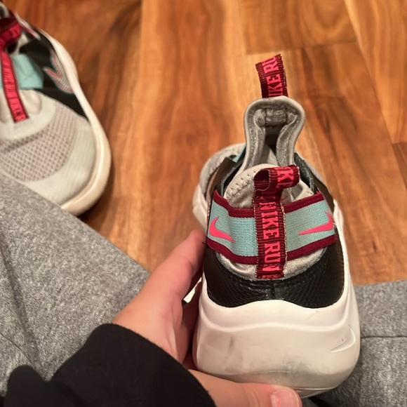 Gray Nike tennis shoes super cute design on the side - Picture 4 of 6